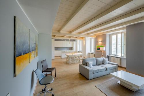 マルグラーテにあるOverlooking The Lake Como Apartmentsのソファとテーブルのあるリビングルーム
