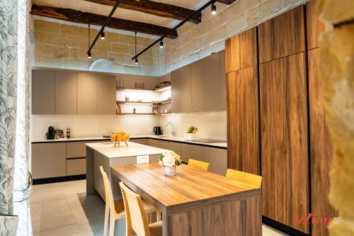 Foto Stylish Malta Village Retreat with Kids Room & Gym