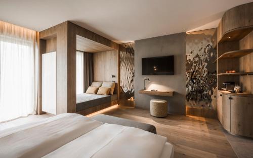 Postel nebo postele na pokoji v ubytování Excelsior Dolomites Life Resort
