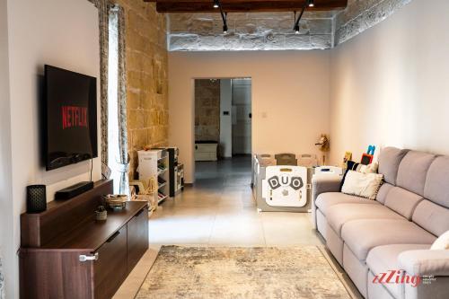 Una televisión o centro de entretenimiento en Stylish Malta Family Retreat with Kids Room & Gym