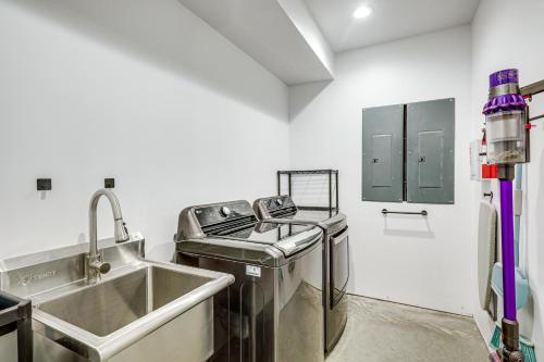 Dapur atau dapur kecil di 270-Degree Views! Haven on Little Papoose Lake