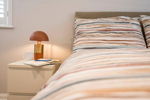Una cama o camas en una habitación de Goldfinch, Leiston