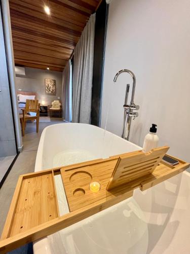 a kitchen sink with a wooden cutting board on it at Cabanas 3quedas - Gonçalves-MG in Gonçalves