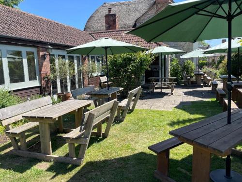 Κήπος έξω από το The Kings Arms Inn