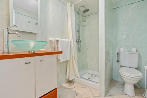 Un baño con ducha de cristal y un inodoro. en Appartement - L'Esterel, en Saint-Raphaël