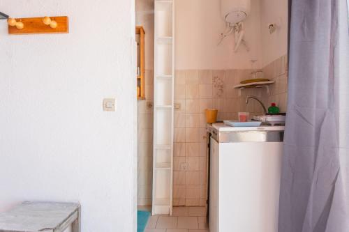 une petite cuisine avec un évier et un comptoir dans l'établissement Porte Rouge 5, au Pradet