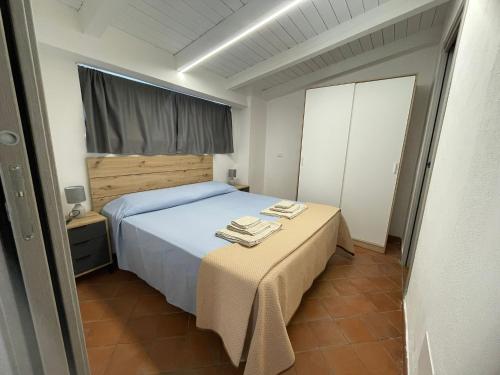 a bedroom with a bed and a table with towels on it at Casa vacanze Villa Marta in Porto San Giorgio