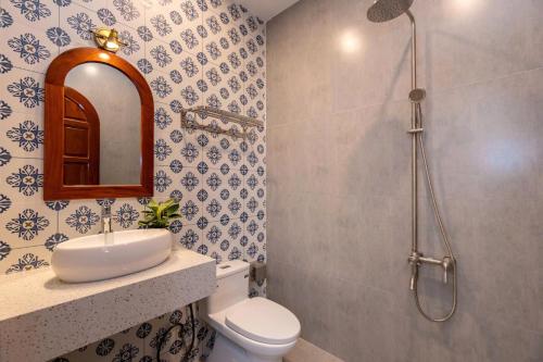 a bathroom with a toilet and a sink and a shower at Yubi Villa Private Swimming Pool 100m2 - Super Vip in Vung Tau