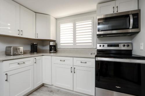 Imagine din galeria proprietății Soak in stunning Gulf views from Sundial N301, a stylishly updated third-floor condo on Sanibel în Sanibel