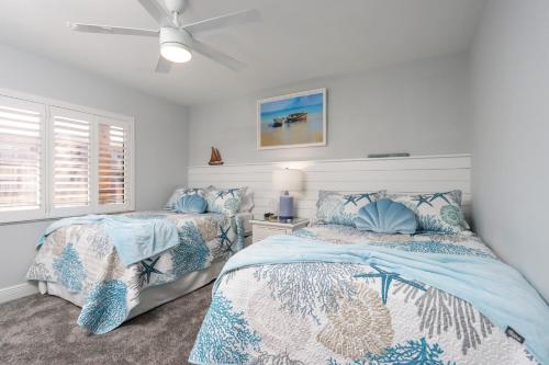 Postel nebo postele na pokoji v ubytování Soak in stunning Gulf views from Sundial N301, a stylishly updated third-floor condo on Sanibel
