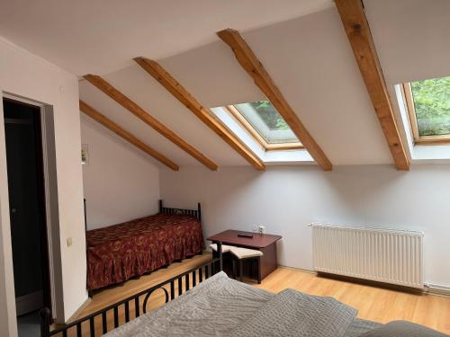 Un dormitorio con dos camas y dos ventanas. en Pensiunea Ego, en Bran