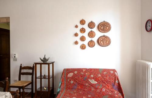 a room with plates on the wall and a chair at Tra mare e monti in Chieti