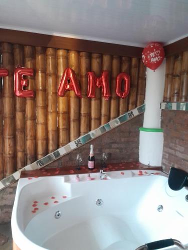 a bath tub in a bathroom with a sign that readsarma at Cabañas la Miranda in Filandia