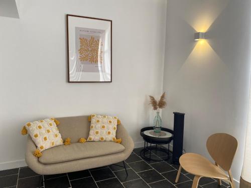 un salon avec un canapé et une table dans l'établissement Le clos de la Touloubre, à Aix-en-Provence