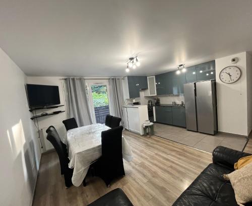 une cuisine et un salon avec une table et des chaises dans l'établissement T4 proche de Paris, à Choisy-le-Roi