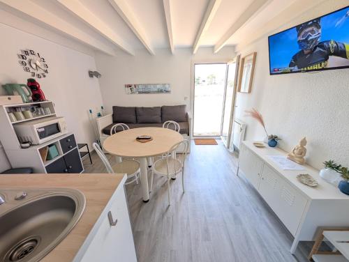 - un salon avec un lavabo et une table dans l'établissement Le Futuronid, à Chasseneuil-du-Poitou