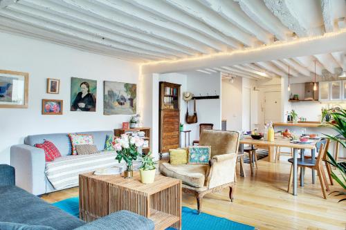 un salon avec un canapé et une table dans l'établissement Paris Bastille Rollin residence, à Paris