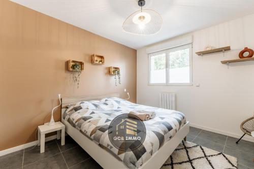 グルノーブルにあるLe Ferjus 2 - Parking privé - Centre Villeのベッドと窓のある寝室