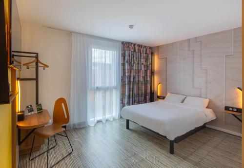 Postel nebo postele na pokoji v ubytování B&B HOTEL Orléans Saran