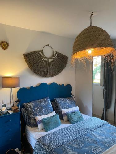 - une chambre avec un lit bleu et des oreillers dans l'établissement Maison climatisée avec piscine dans le Golfe de St Tropez, à La Môle