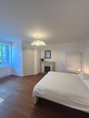 Postel nebo postele na pokoji v ubytování La chambre de Bouloc confortable et calme