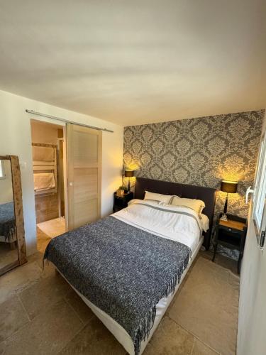 une chambre avec un grand lit et deux lampes dans l'établissement Maison provençale en bord de mer, à Vallauris