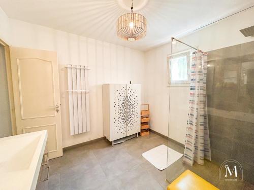 une salle de bain avec douche et lavabo dans l'établissement Grande maison 5 chambres avec piscine à Sanary, à Sanary-sur-Mer