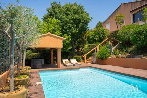 une piscine dans une cour avec une maison dans l'établissement Grande maison 5 chambres avec piscine à Sanary, à Sanary-sur-Mer