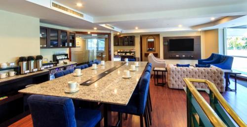 Televisyen dan/atau pusat hiburan di Aparta Hotel Torres de Suites