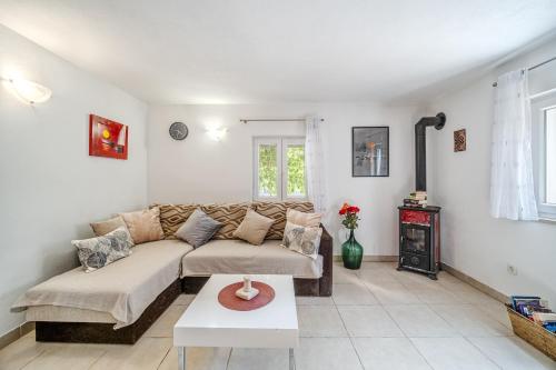 a living room with a couch and a table at Holiday Home Sarbunara in Milna