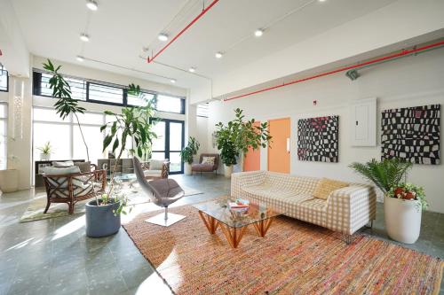 a living room with a couch and a table at La Manzana By Wynwood House in Paloma