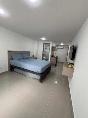 a bedroom with a bed and a television in a room at Moderno Apartamento en el Norte de Cali in Cali