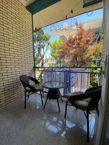 a patio with a table and chairs on a balcony at Guest House Deme in K'obulet'i