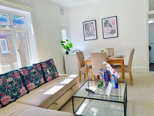 ロンドンにあるCentral Hammersmith 3-Bedroom Maisonette with Private Rooftop Terrace & FREE WiFiのソファとテーブルのあるリビングルーム