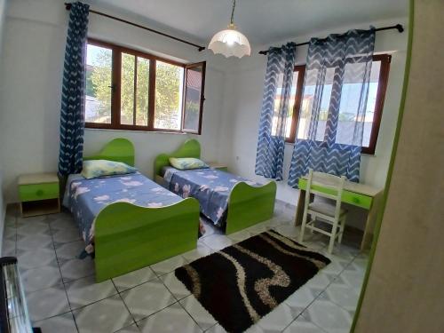 Postel nebo postele na pokoji v ubytování Friendship Dorms Hostel