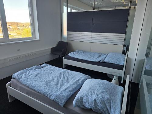 2 letti in una camera con specchio di 140 sqm for 5 people near Mattsee a Lochen