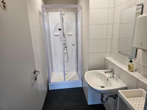 un bagno con doccia e lavandino di 140 sqm for 5 people near Mattsee a Lochen