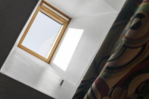 - une fenêtre dans une chambre avec un rideau dans l'établissement Centre de Cannes 2 Bedrooms, 131 Rue d'Antibes à 5 minutes du palais, à Cannes