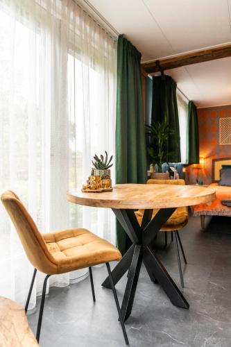 Posezení v ubytování B&B de Gouwe Tijd, suite "Gouden Ginkgo"