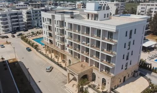 乌尔齐尼Hotel Umma的享有白色大建筑的空中景致