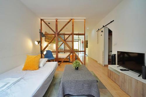 Mbird LX Yard Studio