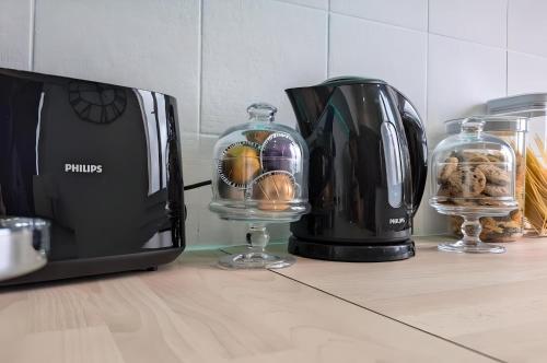 une cafetière et un grille-pain sur un comptoir de cuisine dans l'établissement 3 pièces lumineux, balcon & parking - Paris 20 min, à Sartrouville