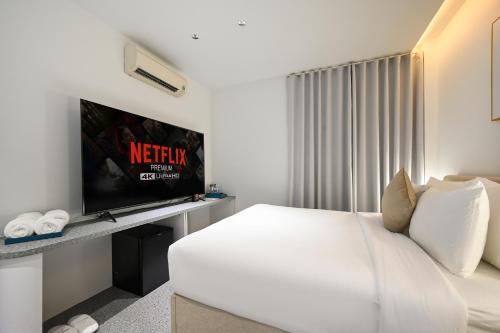 Et tv og/eller underholdning på Brown Dot Hotel Saigon Airport