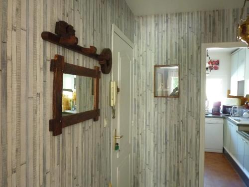 - une cuisine avec un miroir mural dans l'établissement agréable appartement 3 pièces 62 m2, à Hyères