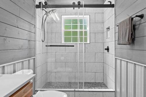 Ein Badezimmer in der Unterkunft Pole Barn - Rustic 1BR Family Retreat with Open Views