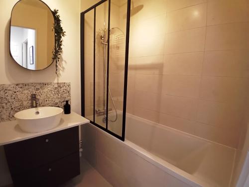 ein Badezimmer mit Waschbecken und Dusche in der Unterkunft T3 en face de la gare, Terrasse-Rooftop, Parking in Houilles