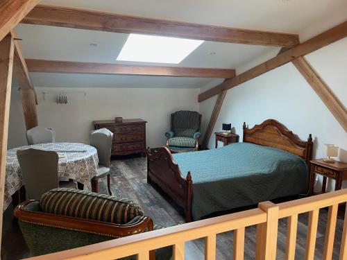une chambre avec un lit, une table et des chaises dans l'établissement Petit Paradis, à Sarlat-la-Canéda