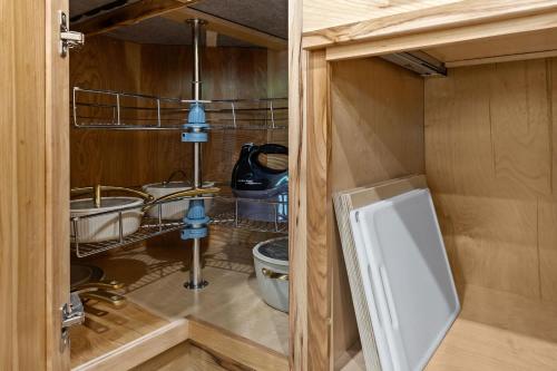 Ein Badezimmer in der Unterkunft Pole Barn - Rustic 1BR Family Retreat with Open Views