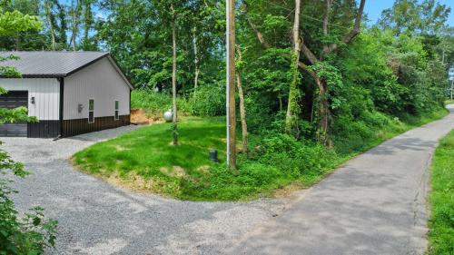 Ein Garten an der Unterkunft Pole Barn - Rustic 1BR Family Retreat with Open Views