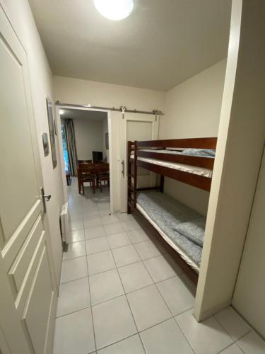 - un couloir avec 2 lits superposés dans une chambre dans l'établissement Appart T2 avec coin séparé 2 lits superposés Domaine KER JULIETTE, à Pornichet